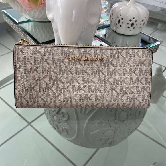 Michael Kors wallet - Picture 1 of 3